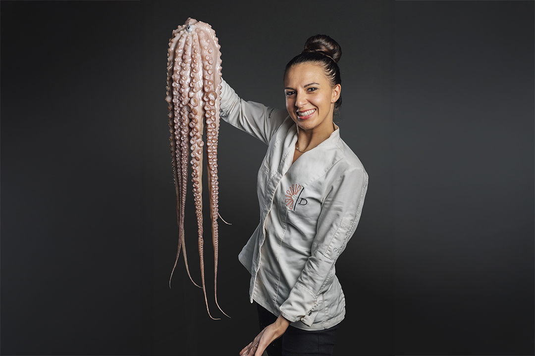 Denise Gottani chef a domicilio mentre prepara una cena privata